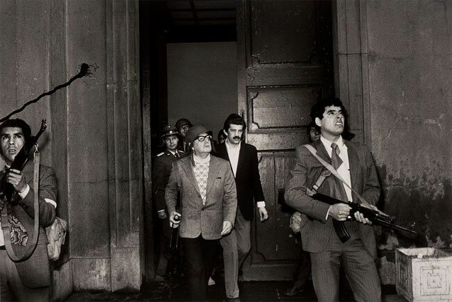 Сальвадор Альенде с автоматом у входа в дворец Ла Монеда за несколько минут до гибели, 11 сентября 1973 г.