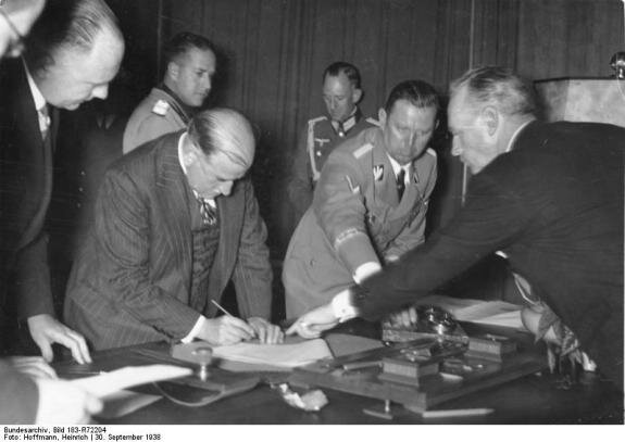 Э. Даладье подписывает Мюнхенское соглашение. Фото: 30 сентября 1938 г.