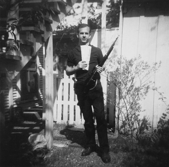 «Фотография на заднем дворе». Ли Харви Освальд с винтовкой «Каркано» и марксистскими газетами, 1963 г.