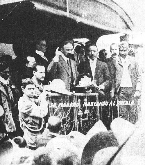 Франсиско Мадеро произносит речь с задней площадки железнодорожного вагона. Фото: 1910 г. 