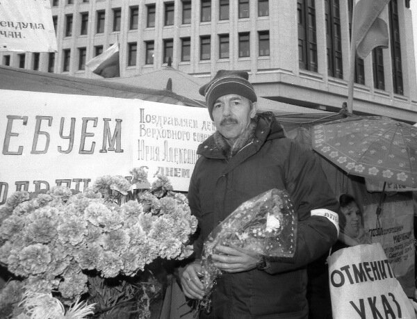 Ю. Мешков перед зданием Верховного Совета Крыма, 1991 г.