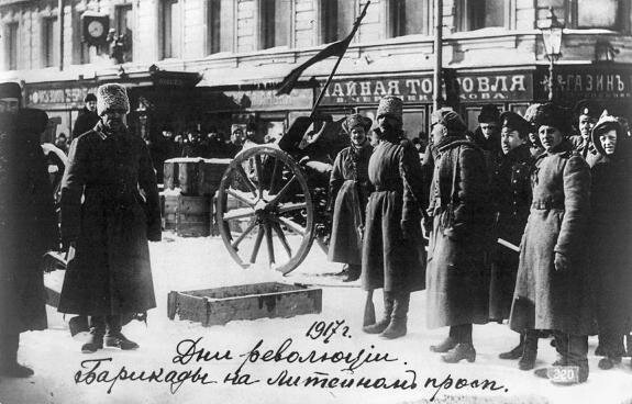 Баррикады на Литейном проспекте в Петрограде. Февральская революция 1917 г.