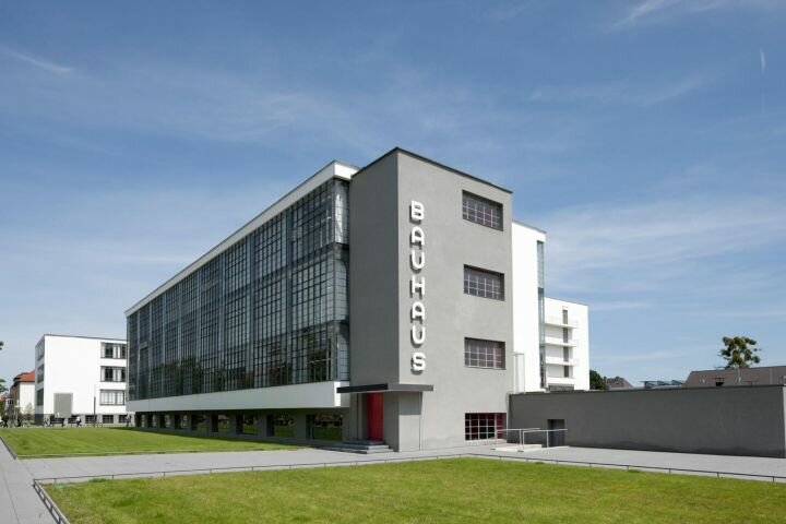 Здание компании Баухауз в Дессау (Германия), 1920-е гг. - пример архитектуры функционализма
