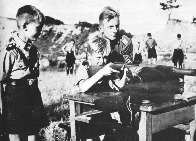 Одиннадцатилетние члены гитлерюгенда тренируются в стрельбе из винтовки. Фото 1937 г.