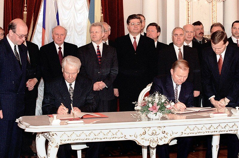 Борис Ельцин и Леонид Кучма подписывают «Договор о дружбе, сотрудничестве и партнерстве между Российской Федерацией и Украиной», 31 мая 1997 г. 