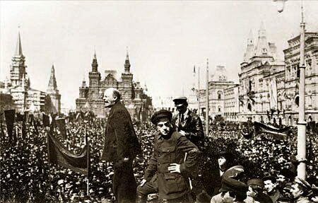 Ленин произносит речь на открытии временного памятника С. Разину