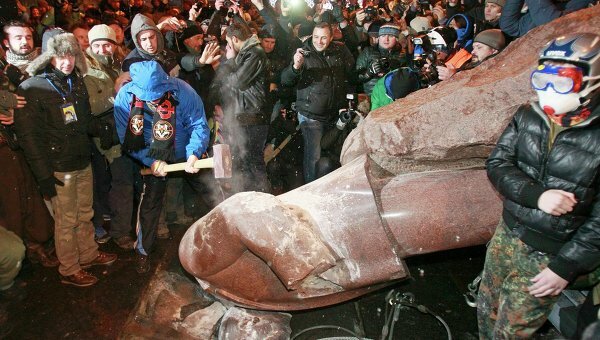 Снос памятника Ленину в Киеве