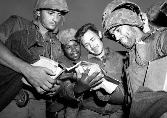 Американские морские пехотинцы читают телеграмму о прекращении огня в Корее. Фото 1953 г.