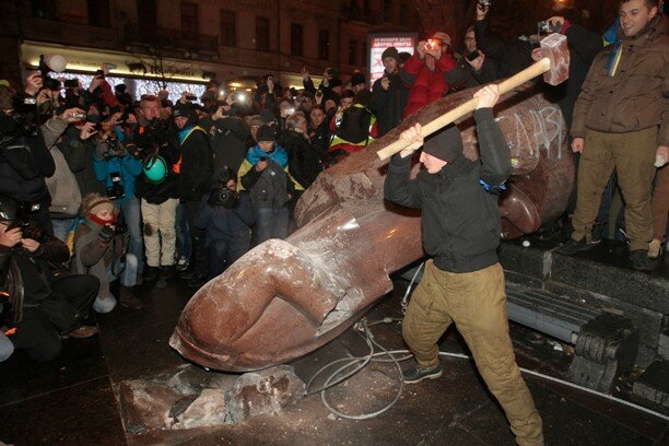 Уничтожение памятника В. Ленину в Киеве
