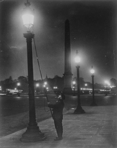 Зажигание газовых фонарей на площади Согласия в Париже